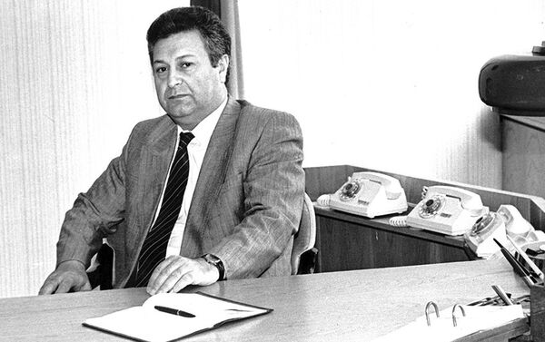 Azərbaycan SSR KP MK-nın birinci katibi Ayaz Mütəllibov. 1990-cı il - Sputnik Azərbaycan