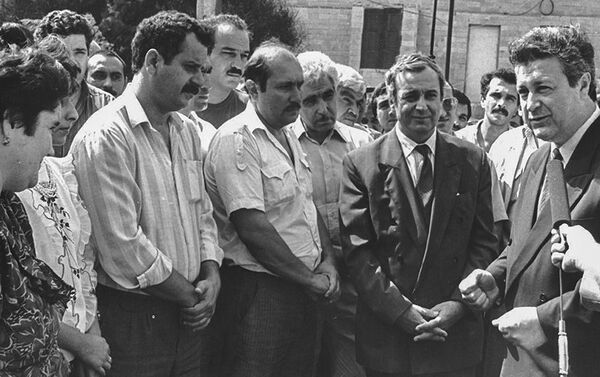 Президент Азербайджанской Республики Аяз Муталлибов среди рабочих Машиностроительного завода г.Баку. 1991-й год - Sputnik Азербайджан