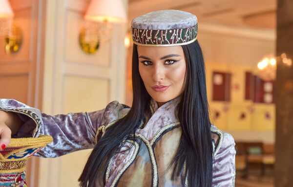 Участницы конкурса Мисс Юнион в Азербайджанских национальных платьях - Sputnik Азербайджан