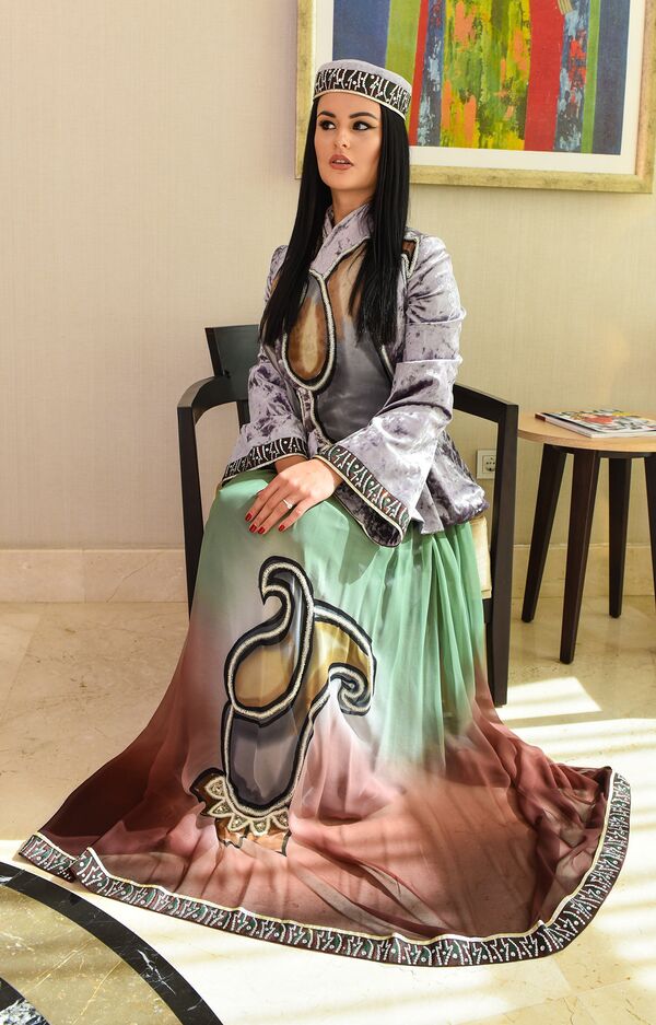 Участницы конкурса Мисс Юнион в Азербайджанских национальных платьях - Sputnik Азербайджан
