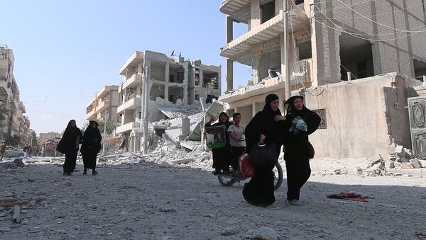 Люди покидают свои дома в Алеппо, Сирия - Sputnik Азербайджан