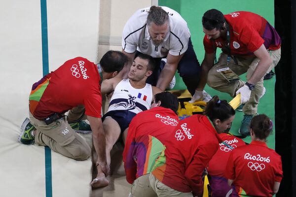 Для французского гимнаста Самира Аита Саида выступление в опорном прыжке закончилось переломом ноги. - Sputnik Азербайджан