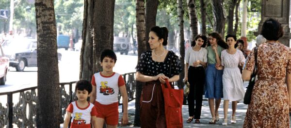 На одной из улиц города Баку. 1982 год На одной из улиц города Баку. 1982 год - Sputnik Азербайджан