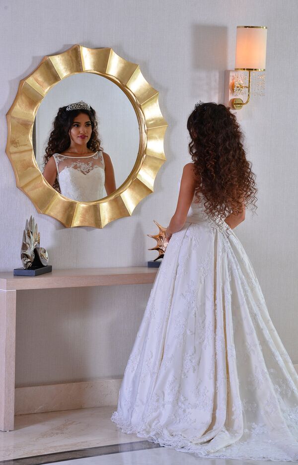 Фотосессия участниц конкурса Miss Union Baku 2016 в свадебных платьях - Sputnik Азербайджан