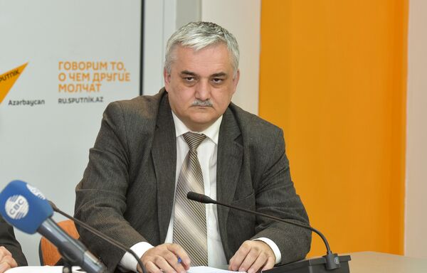 Экономический обозреватель Фуад Ализаде в Мультимедийном пресс-центре Sputnik Азербайджан. Баку, 11 мая 2016 года Экономический обозреватель Фуад Ализаде в Мультимедийном пресс-центре Sputnik Азербайджан. Баку, 11 мая 2016 года - Sputnik Азербайджан