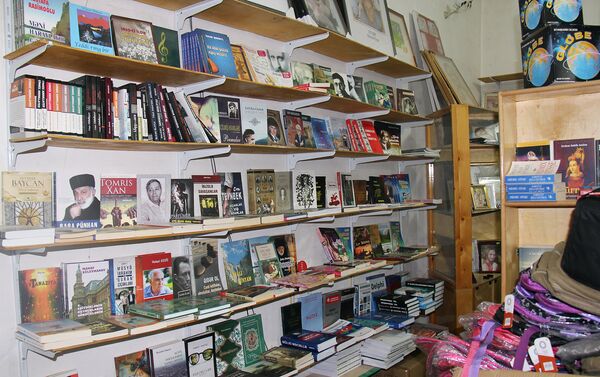В городе Газахе, кого ни спроси – каждый хотя бы раз побывал в книжном магазине известного на всю округу книготорговца Алика - Sputnik Азербайджан