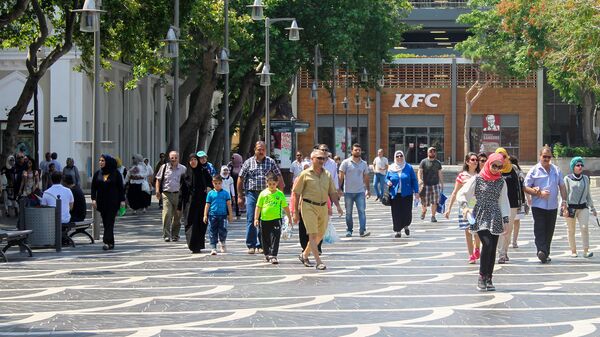 Туристы на улицах Баку, архивное фото - Sputnik Азербайджан
