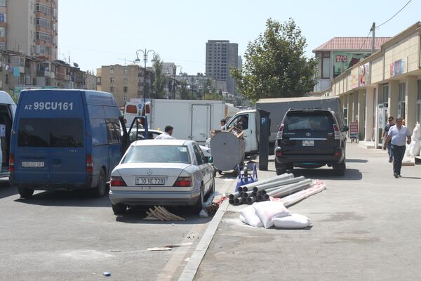 Ərazidə yerləşən obyektlərdən və meyvə-tərəvəz bazarından atılan zibillər maşınların gediş-gəlişinə də ciddi əngəl törədir Ərazidə yerləşən obyektlərdən və meyvə-tərəvəz bazarından atılan zibillər maşınların gediş-gəlişinə də ciddi əngəl törədir - Sputnik Azərbaycan