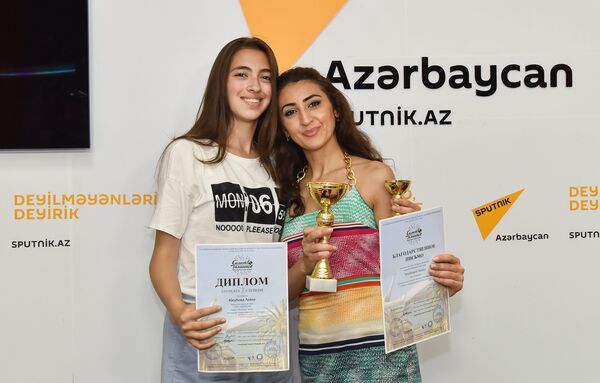 Воспитанница театра Лейла Юсубова и хореограф Гюнаш Талыбова Воспитанница театра Лейла Юсубова и хореограф Гюнаш Талыбова - Sputnik Азербайджан