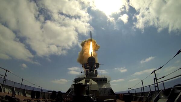 Корабли РФ совершили пуск крылатых ракет по объектам &quot;Джебхат ан-Нусры&quot; в Сирии - Sputnik Азербайджан