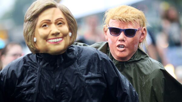 Люди в масках кандидатов в президенты США Хиллари Клинтон и Дональда Трампа - Sputnik Азербайджан
