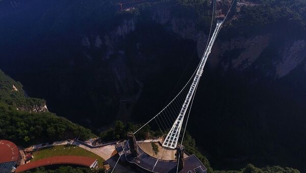 В Китае открыли самый длинный в мире стеклянный мост - Sputnik Азербайджан