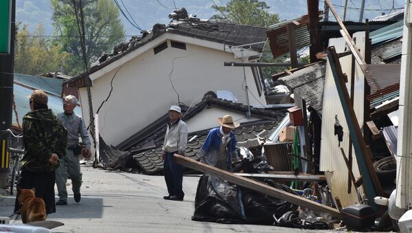 Разрушенные в результате землетрясения дома в поселке Масики префектуры Кумамото. Япония, 19 апреля 2016 года - Sputnik Азербайджан