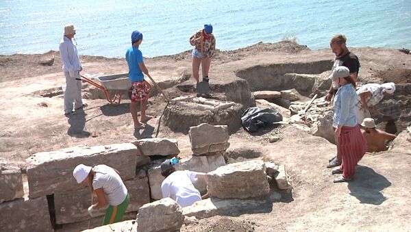 Археологи нашли древнюю радионяню при раскопках некрополя Кыз-Аул в Крыму - Sputnik Азербайджан