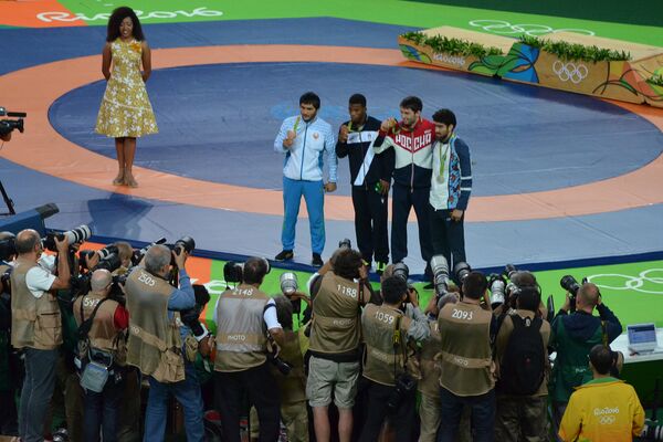 Борцы – медалисты Олимпиады на церемонии награждения - Sputnik Азербайджан