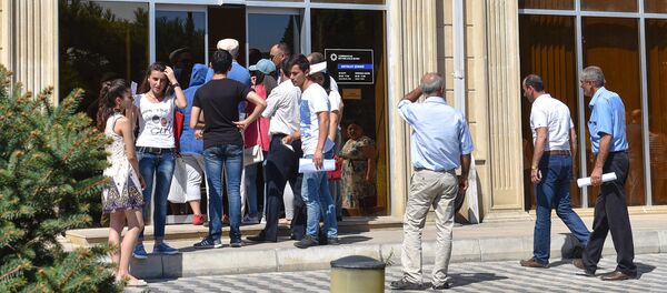 Beynəlxalq Bankın Mətbuat filialı qarşısındakı növbə - Sputnik Азербайджан