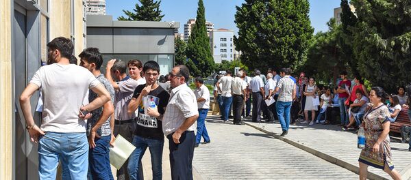 Beynəlxalq Bankın Mətbuat filialı qarşısında növbə Beynəlxalq Bankın Mətbuat filialı qarşısında növbə - Sputnik Азербайджан