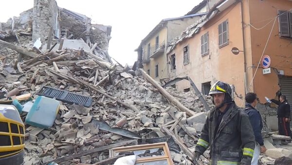 Спасатели ликвидируют последствия землетрясения в итальянском Аматриче - Sputnik Азербайджан