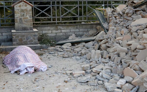 Тело погибшего в следствии землетрясения в Италии - Sputnik Азербайджан