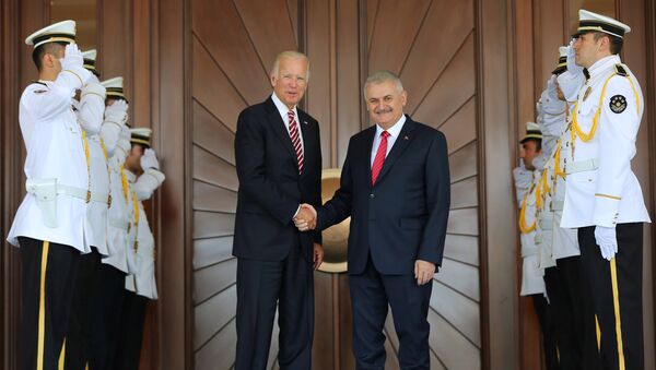 Turkish Prime Minister Binali Yildirim (center R) meets with U.S. Vice President Joe Biden in Ankara, Turkey, August 24, 2016. - Sputnik Azərbaycan