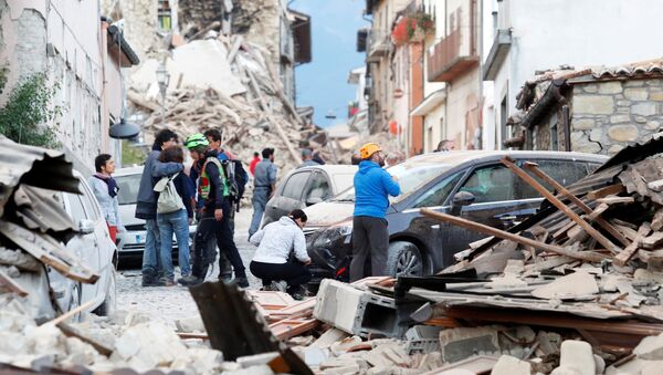 People stand along a road following a quake in Amatrice, central Italy, August 24, 2016. - Sputnik Azərbaycan