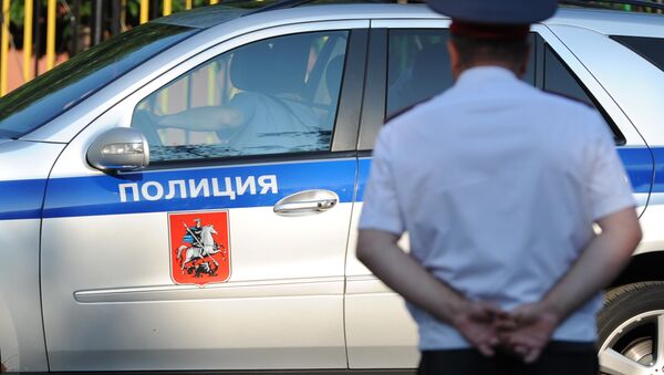 Полицейский автомобиль и сотрудник полиции в Москве - Sputnik Азербайджан