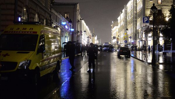 Мужчина угрожает устроить взрыв в отделении банка в центре Москвы - Sputnik Азербайджан