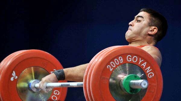 Тяжелоатлет Низами Пашаев на Чемпионате мира по тяжёлой атлетике. Южная Корея, городе Коян. 27 ноября 2009 года - Sputnik Азербайджан