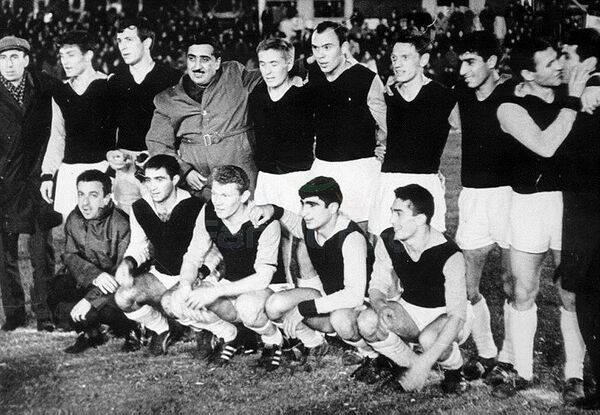 Нефтяник (Баку), 1966 год. Cлева направо: стоят – В.Семиглазов, С.Крамаренко, нач.команды Ш.Ордуханов, Н.Богданов, В.Брухтий, А.Трофимов, Я.Бабаев, К.Туаев, старший тренер А.Алескеров; присели – администратор А.Исмайлов, Э.Маркаров, А.Банишевский, М.Зейналов, В.Гаджиев. Нефтяник (Баку), 1966 год. Cлева направо: стоят – В.Семиглазов, С.Крамаренко, нач.команды Ш.Ордуханов, Н.Богданов, В.Брухтий, А.Трофимов, Я.Бабаев, К.Туаев, старший тренер А.Алескеров; присели – администратор А.Исмайлов, Э.Маркаров, А.Банишевский, М.Зейналов, В.Гаджиев. - Sputnik Азербайджан