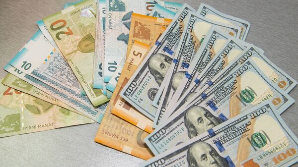 Манаты и доллары, фото из архива - Sputnik Азербайджан