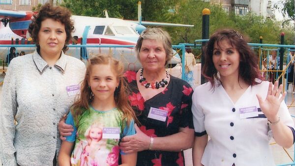 С мамой, сестрой и племянницей - Sputnik Азербайджан
