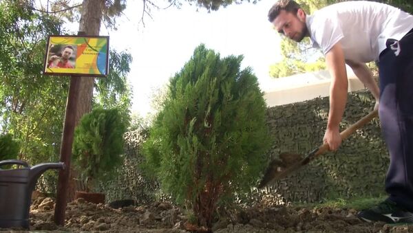 Российские олимпийцы посадили деревья на авиабазе Хмеймим в Сирии - Sputnik Азербайджан