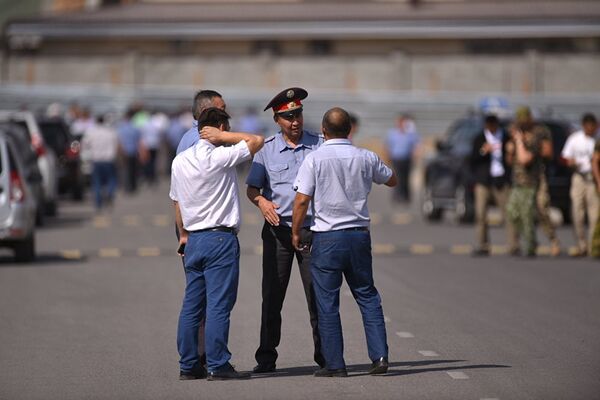 Милиционеры опрашивают свидетелей и очевидцев - Sputnik Азербайджан