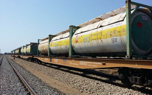 Контейнеры из Ирана прибыли автомобилями в Азербайджан, где после погрузки на поезд на железнодорожной станции Астара были отправлены в Россию - Sputnik Азербайджан