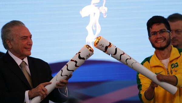 Временный президент Бразилии зажигает факел с пламенем Паралимпийских игр в Рио - Sputnik Азербайджан