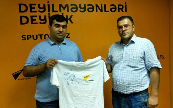 Победитель получил в награду от Sputnik майку с автографом Фариды Азизовой - Sputnik Азербайджан