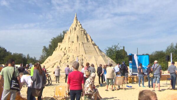 В Германии построили 14-метровый замок из песка, чтобы побить рекорд Гиннеса - Sputnik Азербайджан