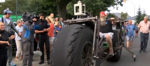 Сто метров на полуторатонном велосипеде - в Германии установили рекорд Гиннеса Сто метров на полуторатонном велосипеде - в Германии установили рекорд Гиннеса - Sputnik Азербайджан