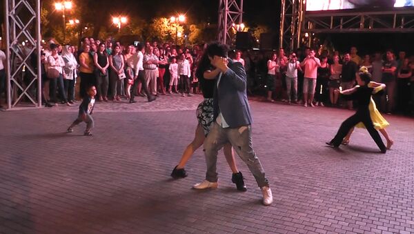Танцевальное шоу на берегу Каспия попрощалось с бакинцами - Sputnik Азербайджан