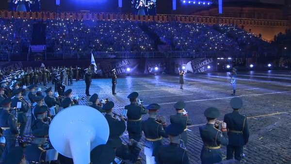 Церемония закрытия Спасской башни: парад оркестров и выступление Мирей Матье - Sputnik Азербайджан