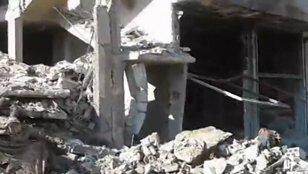 Разрушенные здания и дыры вместо окон - последствия взрыва возле КПП в Хомсе - Sputnik Азербайджан