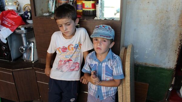 Семья из шести человек – родители и четверо детей — проживает в автобусе - Sputnik Азербайджан
