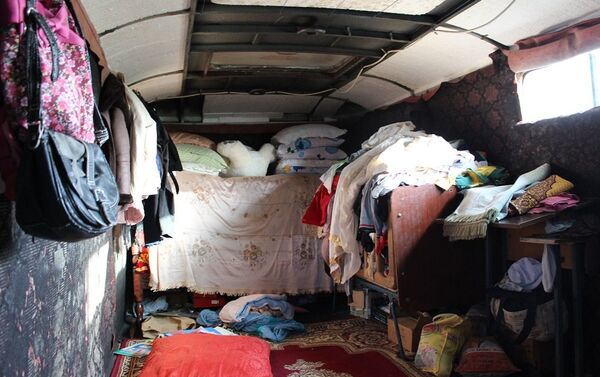 Уже третий год эта семья живет в автобусе - Sputnik Азербайджан