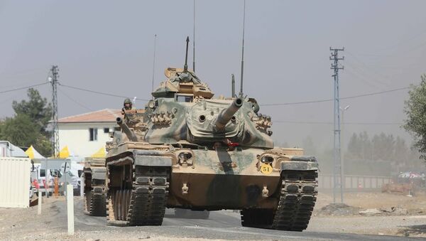 Fırat Kalkanı operasyonu kapsamında, Türkiye, bu sabah 8 tank ile 2 zırhlı personel taşıyıcı (ZPT) araç gönderdi. - Sputnik Azərbaycan