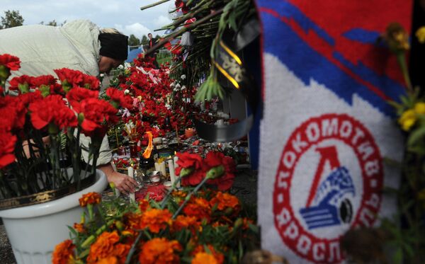 Цветы и свечи в память о погибших хоккеистах ярославского Локомотива у стадиона Арена-2000 Цветы и свечи в память о погибших хоккеистах ярославского Локомотива у стадиона Арена-2000 - Sputnik Азербайджан