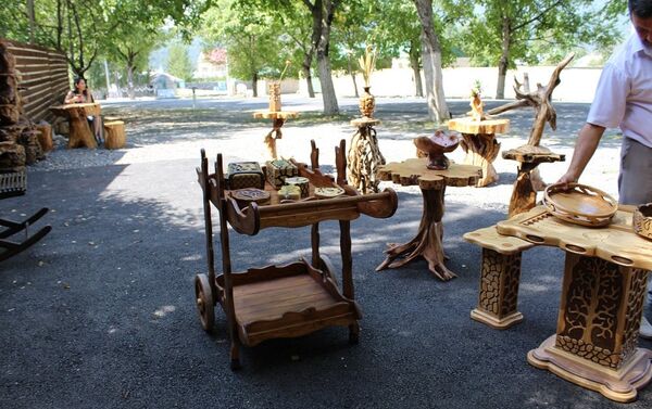 Дороже всего продаются стол и стулья – за полторы тысячи манатов - Sputnik Азербайджан