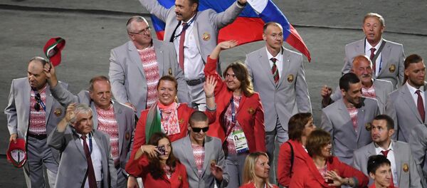 Российский флаг на открытии ХV летних Паралимпийских игр 2016 в Рио-де-Жанейро - Sputnik Азербайджан