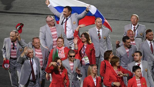 Российский флаг на открытии ХV летних Паралимпийских игр 2016 в Рио-де-Жанейро - Sputnik Azərbaycan