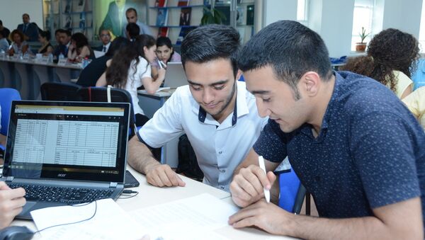 В UNEC приступят к деятельности cтуденты-менторы - Sputnik Азербайджан