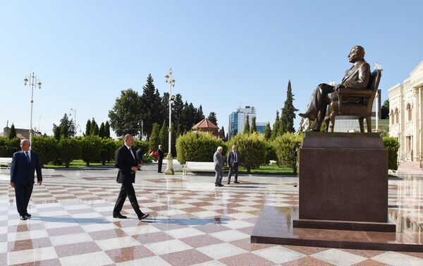 Ильхам Алиев посетил в Хачмазе памятник общенациональному лидеру Гейдару Алиеву - Sputnik Азербайджан